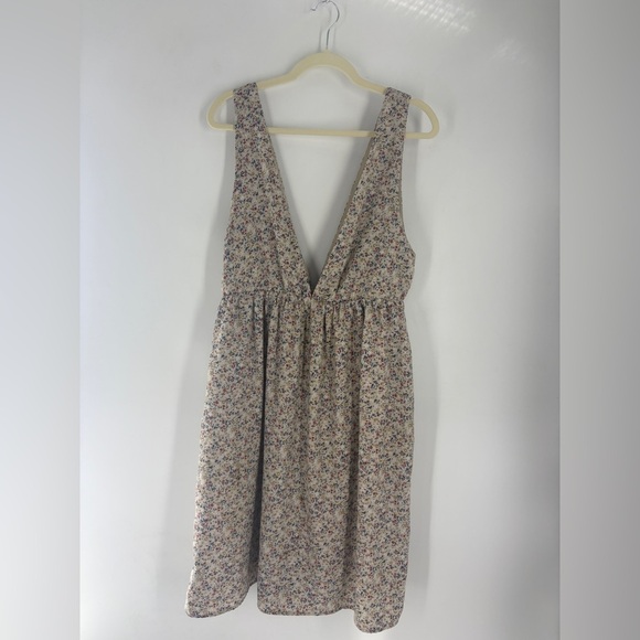 Polagram Dresses & Skirts - Polagram Taupe Floral Dress with Plunging V Neck. Pockets!